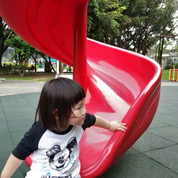 公園玩溜滑梯