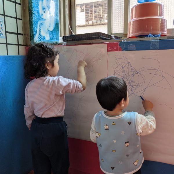 跟弟弟一起畫畫