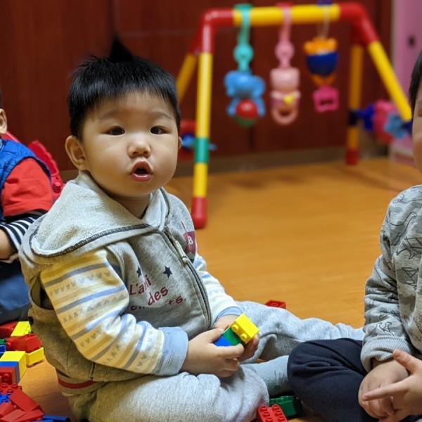 弟弟搶玩具,哭哭