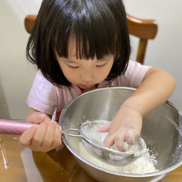 製作蛋糕-觸摸麵粉