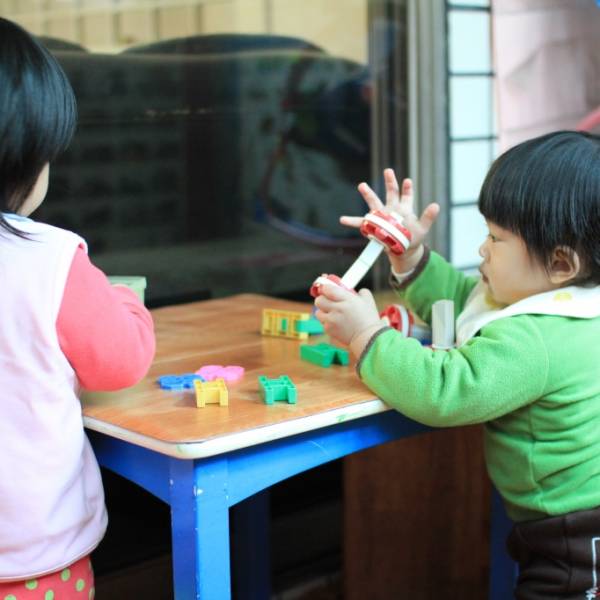 可以把兩個玩具相連起來,真厲害