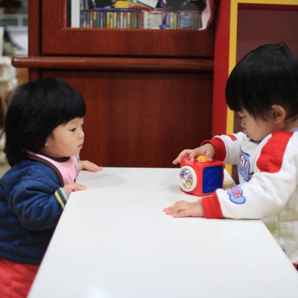 在學習哥哥怎樣玩