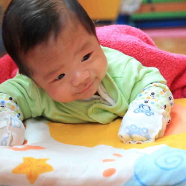 俯臥時頭可以抬的很高