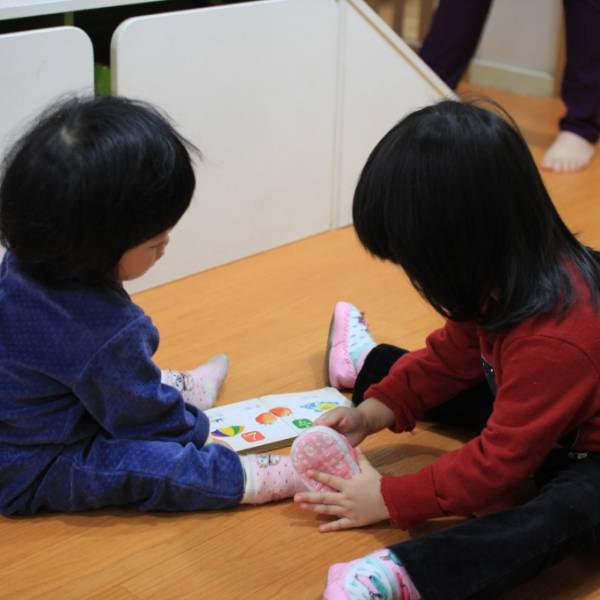 想幫妹妹穿鞋子