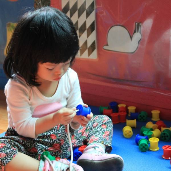 很專注的串串樂，手眼拹調還不錯