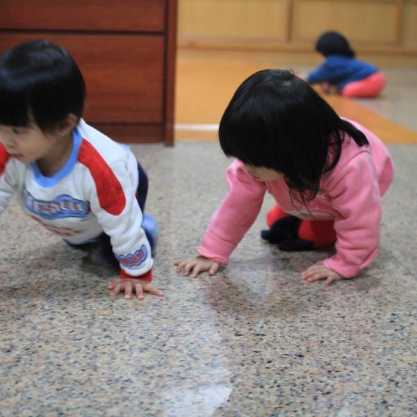 會學弟弟在地上爬