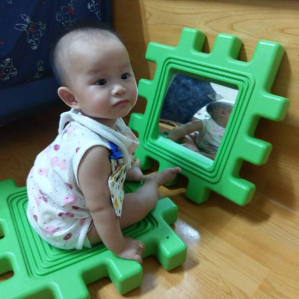 最愛照鏡子了!