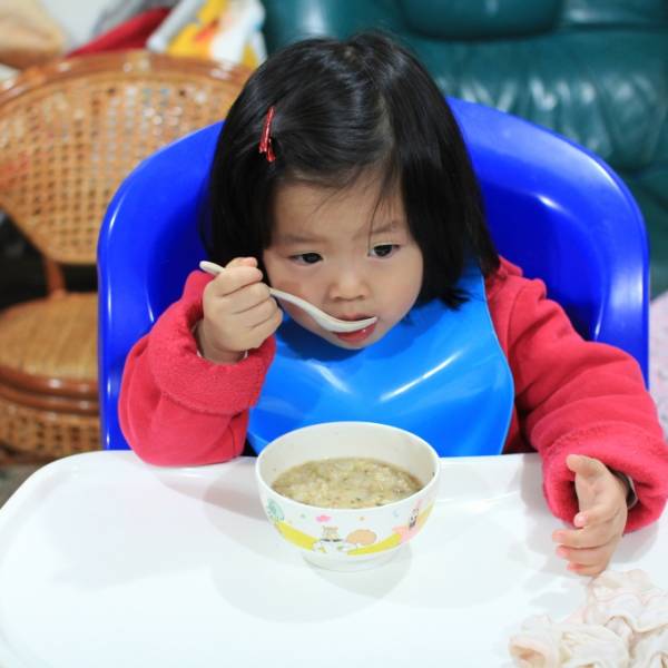 我用新的圍兜自己吃飯