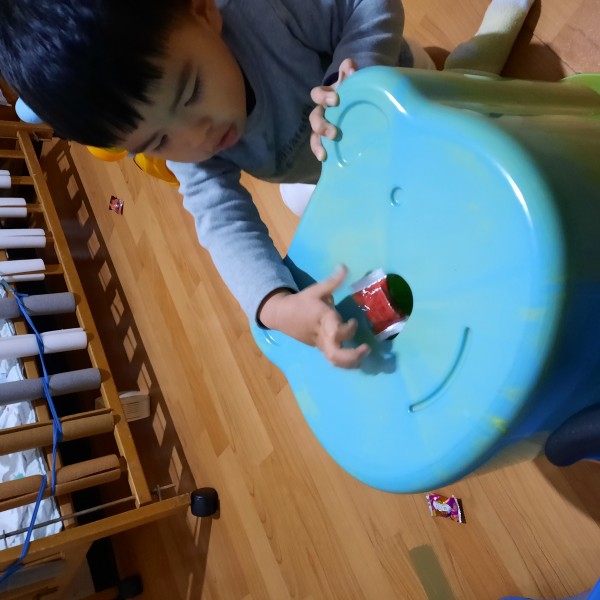 將糖果藏在椅子下