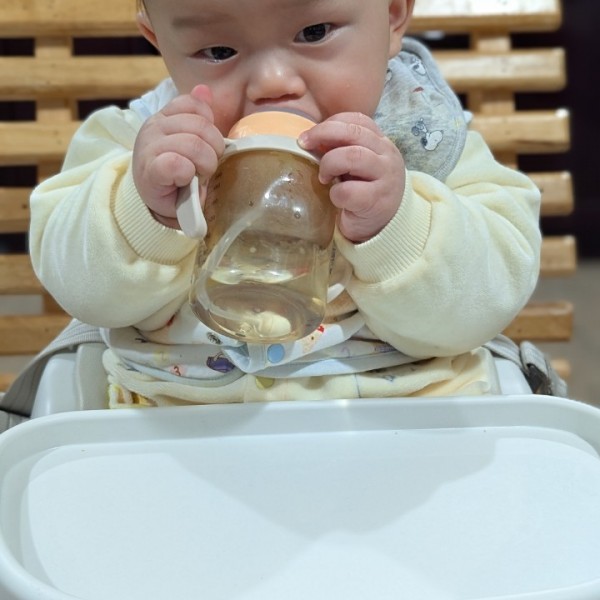 自己喝水