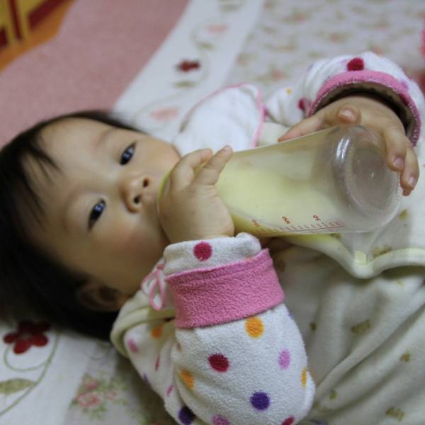 自己拿奶瓶喝母奶,不過會賴皮喔!