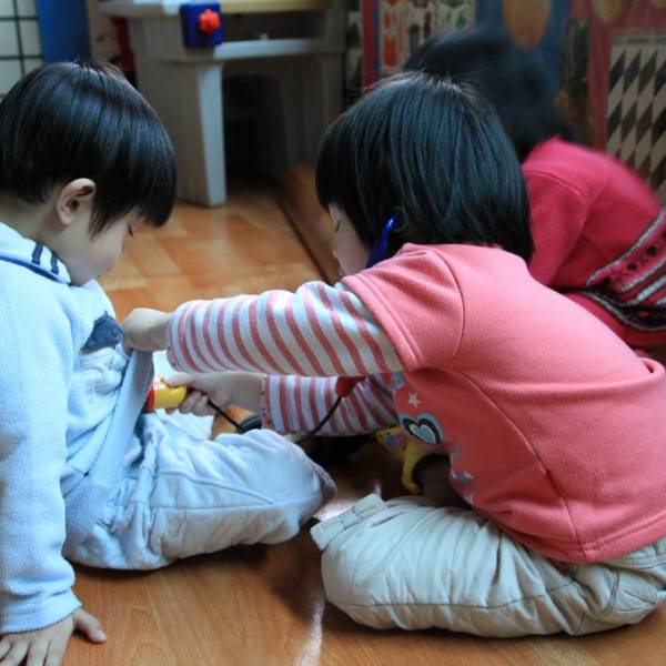 一起玩醫生和病人的遊戲有模有樣