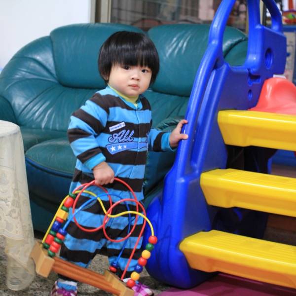 喜歡拿著玩具到處走