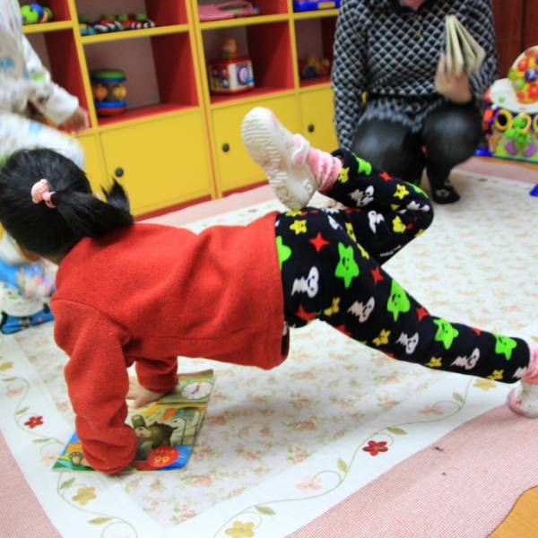 有本書名從頭動到腳,只要翻到哪裡就會學動作,很棒喔!