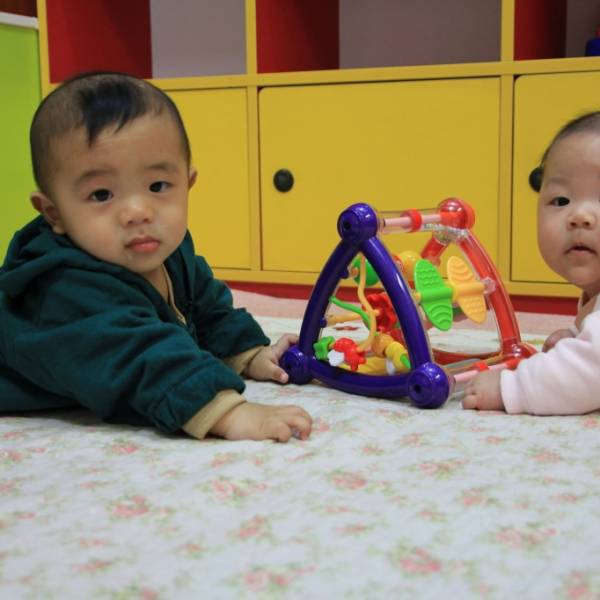 很難得兩個一起看鏡頭