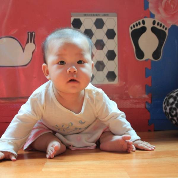 手撐著會稍微坐一下