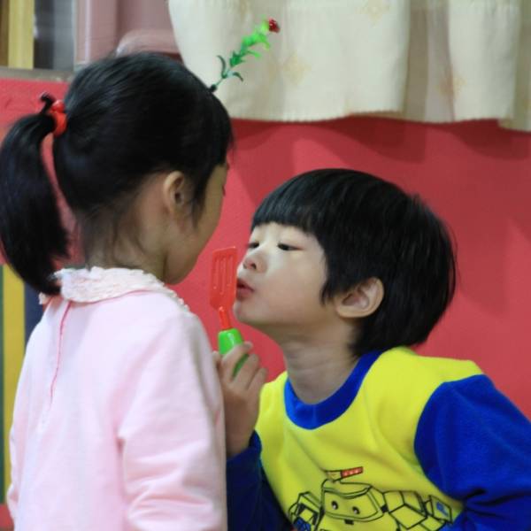 不知兩個小可愛在玩什麼遊戲