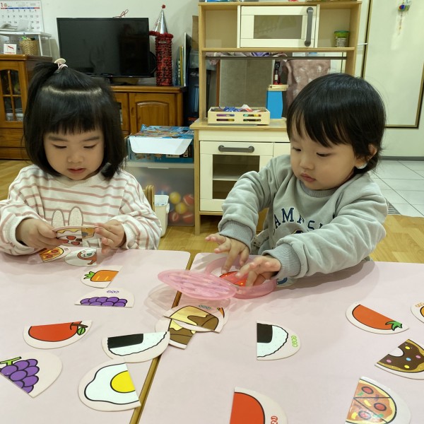 配對合作遊戲-與朋友一起找到配對的圖卡
