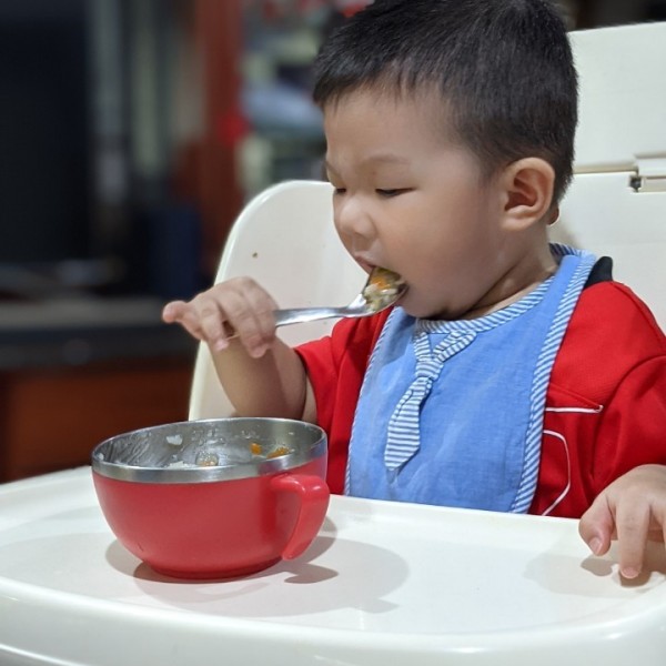 自己吃飯