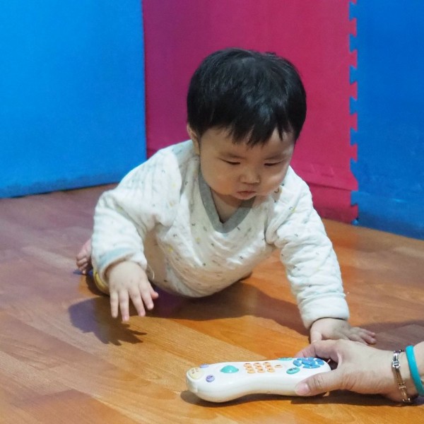 開始爬行需要有東西來吸引才肯爬