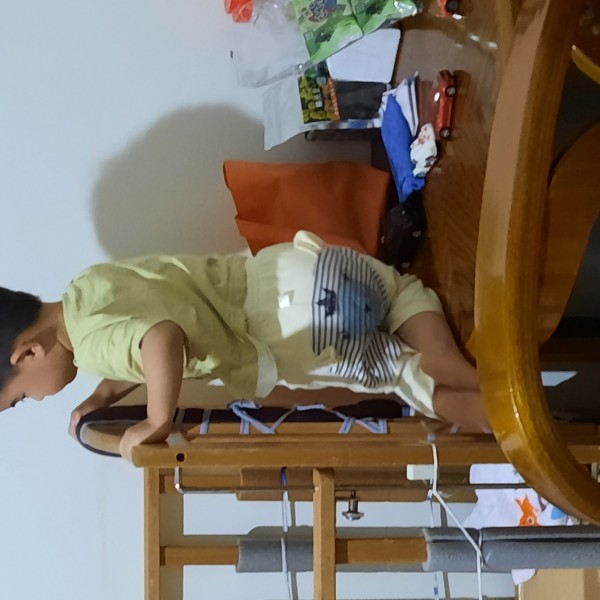 用手搖嬰兒床，前進後退