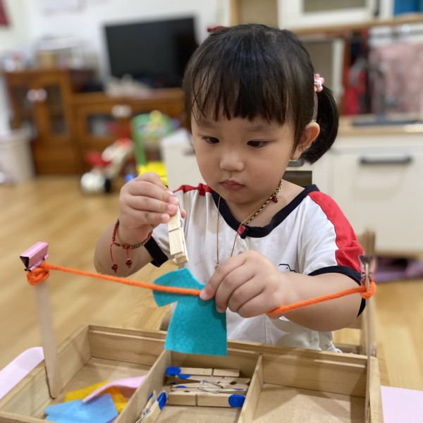 使用夾子夾衣物