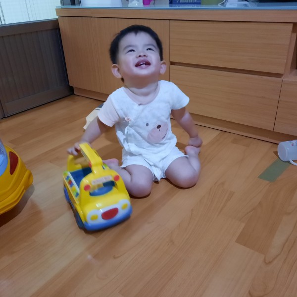 玩都都車玩的很開心