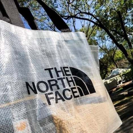  THE NORTH FACE 北臉大容量防潑水環保購物袋$199 