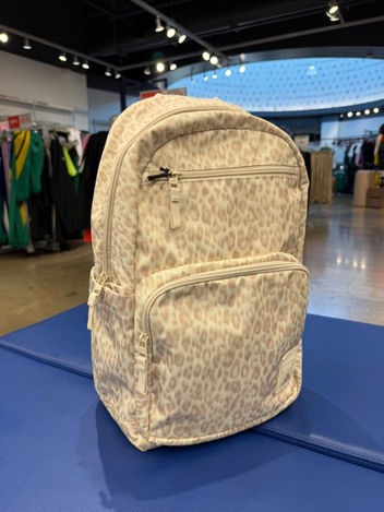Adidas 溫柔奶油豹紋後背包 🤍🐆