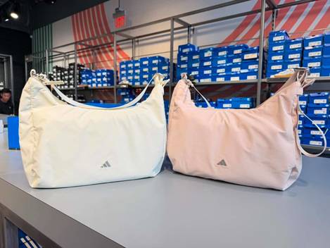 👜✨ adidas Soft Luxe 月牙肩背包 ✨👜