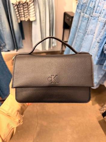 👜 Calvin Klein 經典翻蓋手提包