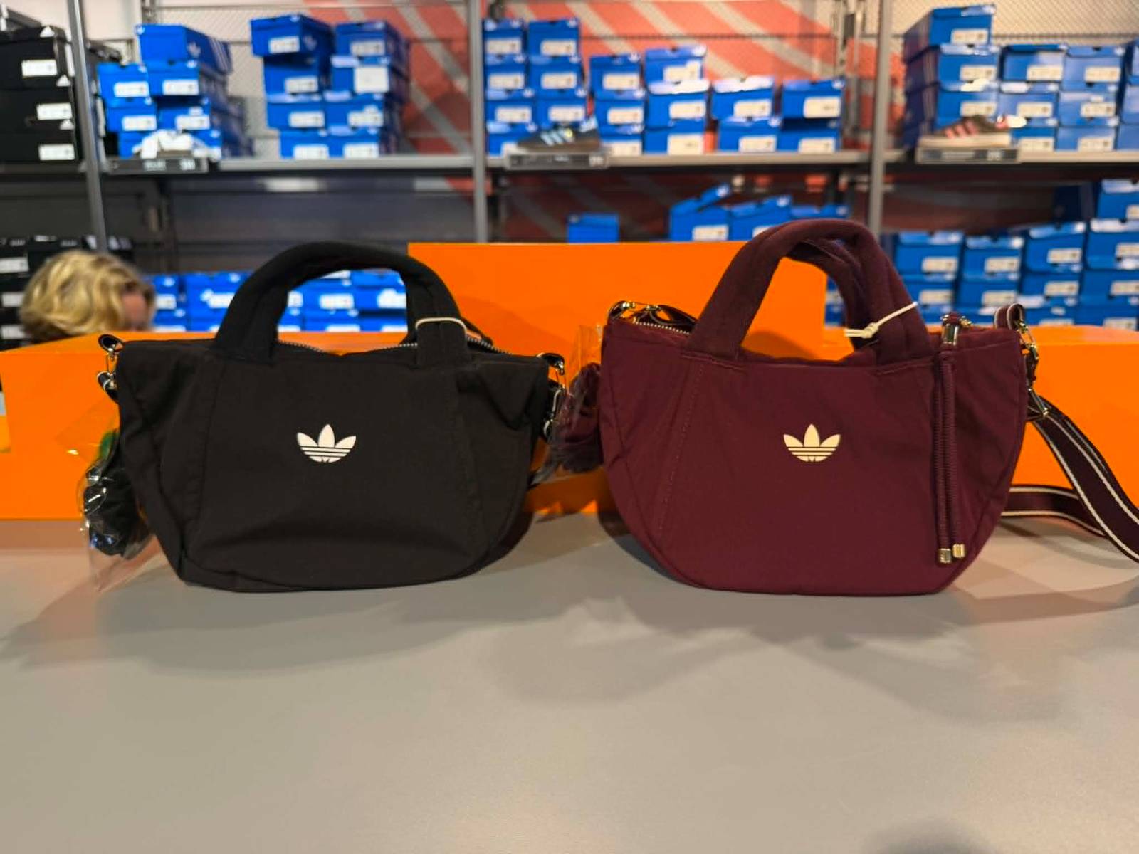 👜 adidas Originals OG Small Carry Bag XS 復古百搭迷你兩用包（附肩背帶＋同色髮圈）