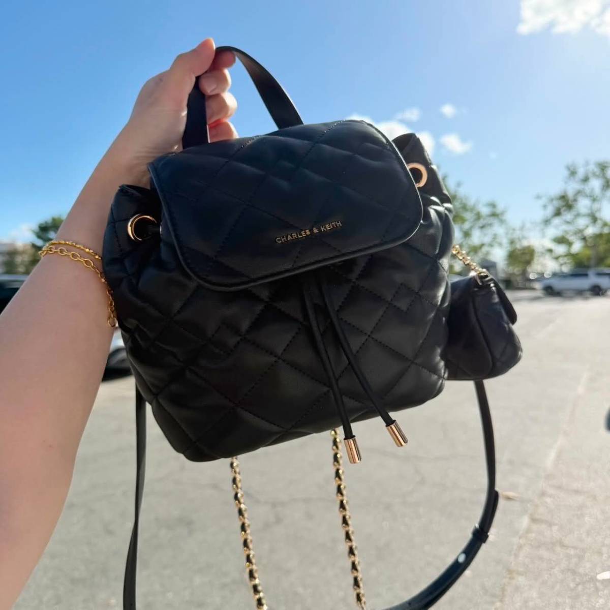  CHARLES & KEITH 這顆黑色菱格包