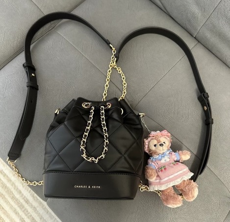 Charles & Keith 菱格鏈條水桶包🖤