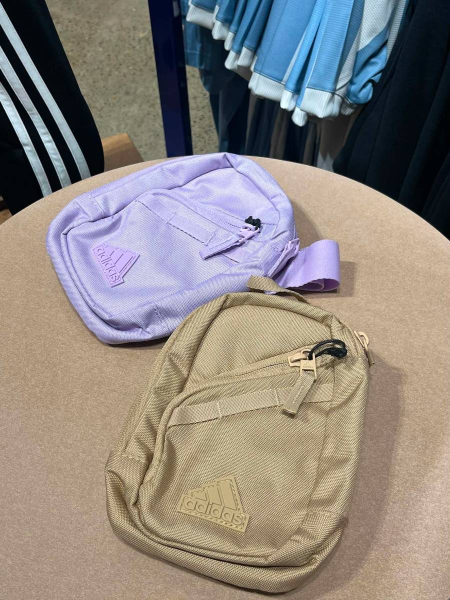 adidas 休閒迷你斜背包