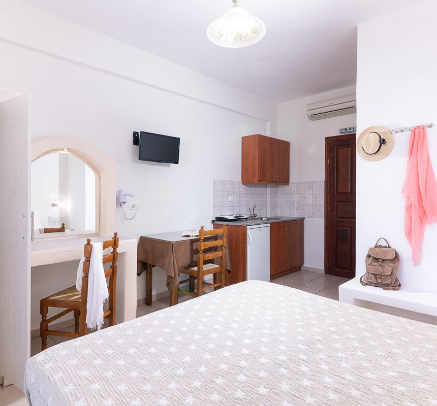 Mandilaria Studios, Bedroom with double bed and balcony