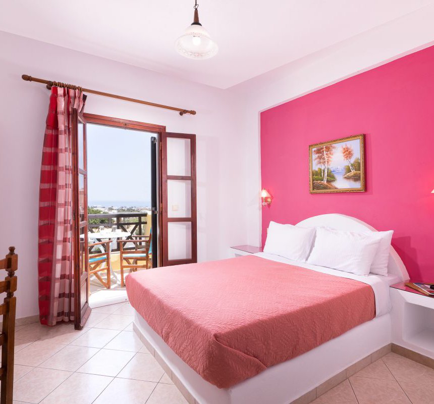 Mandilaria Studios, Bedroom with double bed and balcony