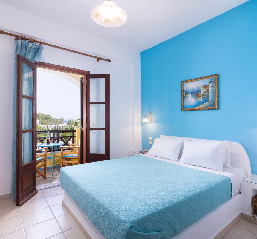 Mandilaria Studios, Bedroom with double bed and balcony