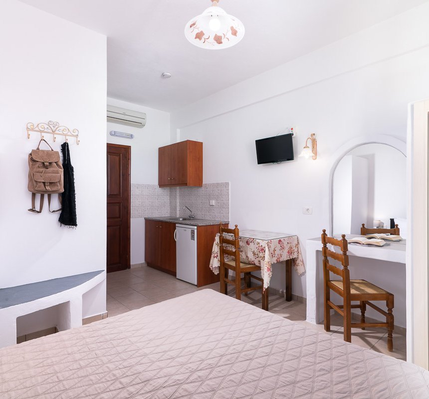 Mandilaria Studios, Bedroom with double bed and balcony