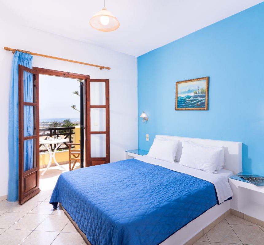 Mandilaria Studios, Bedroom with double bed and balcony