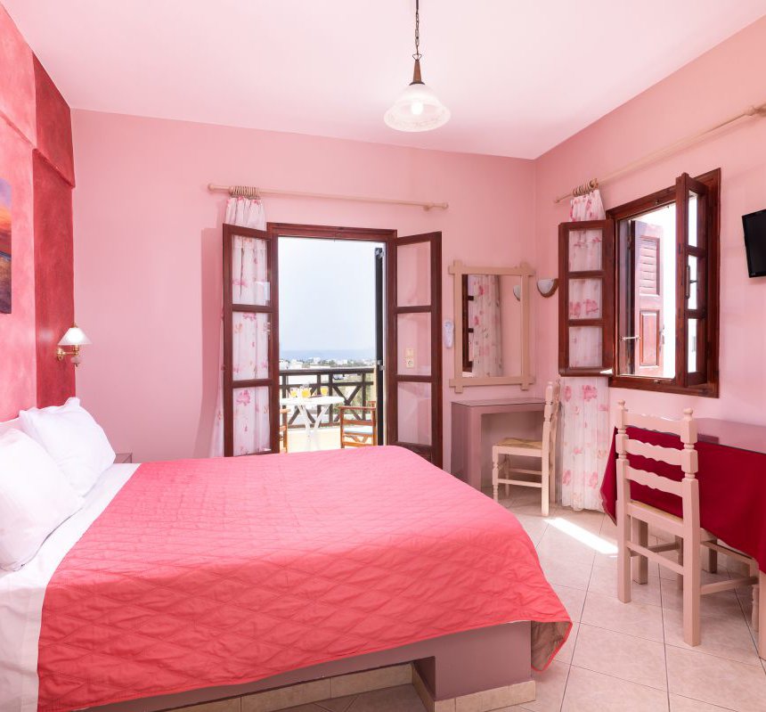 Mandilaria Studios, Bedroom with double bed and balcony