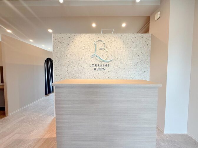 ロレインブロウ　泡瀬店