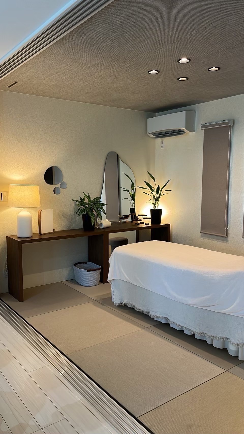 ROOM9
