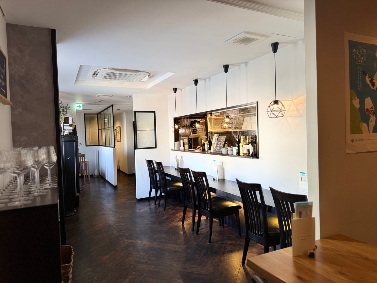 小さな町のなかのレストラン bistro