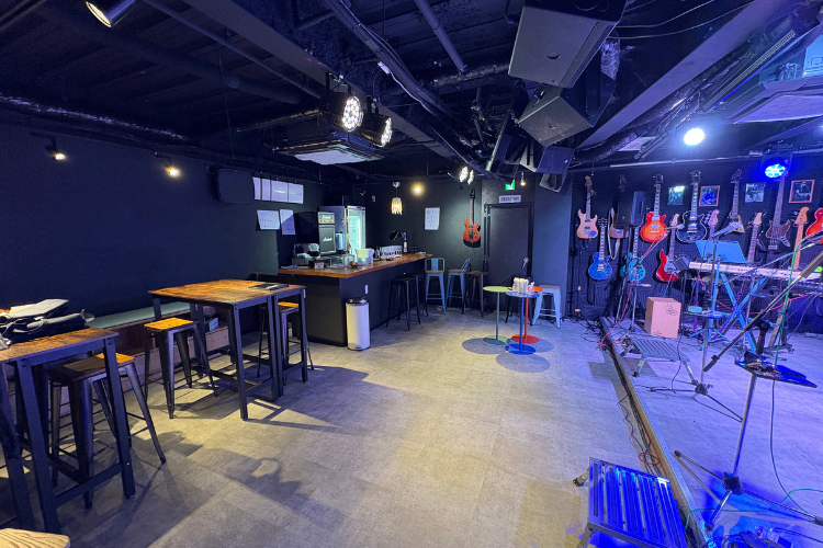 ライブハウス生演奏BarMEGANETH