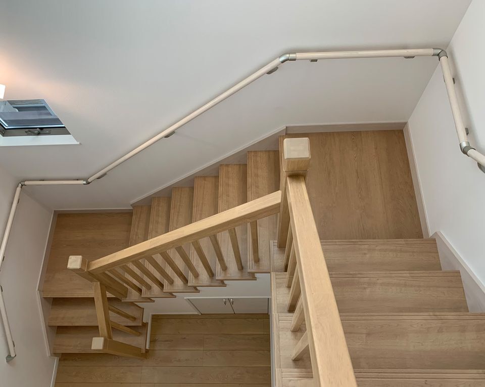 吹抜けが気持ち良い白い家