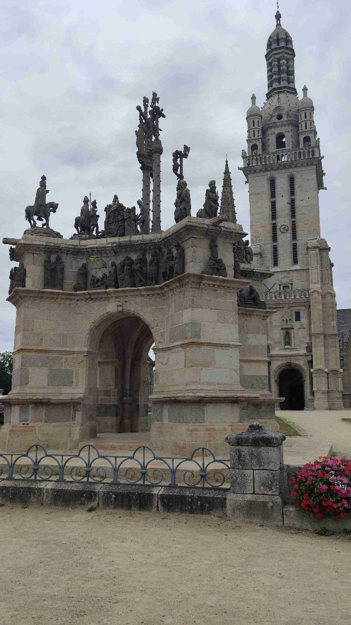 Calvario e chiesa di Saint Germain - From Place De Gaulle, France