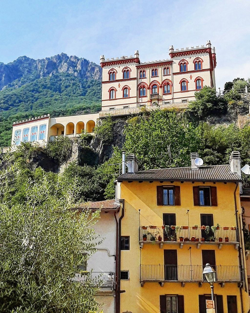 Vista su castello Baraing - From Via Baraing, Italy