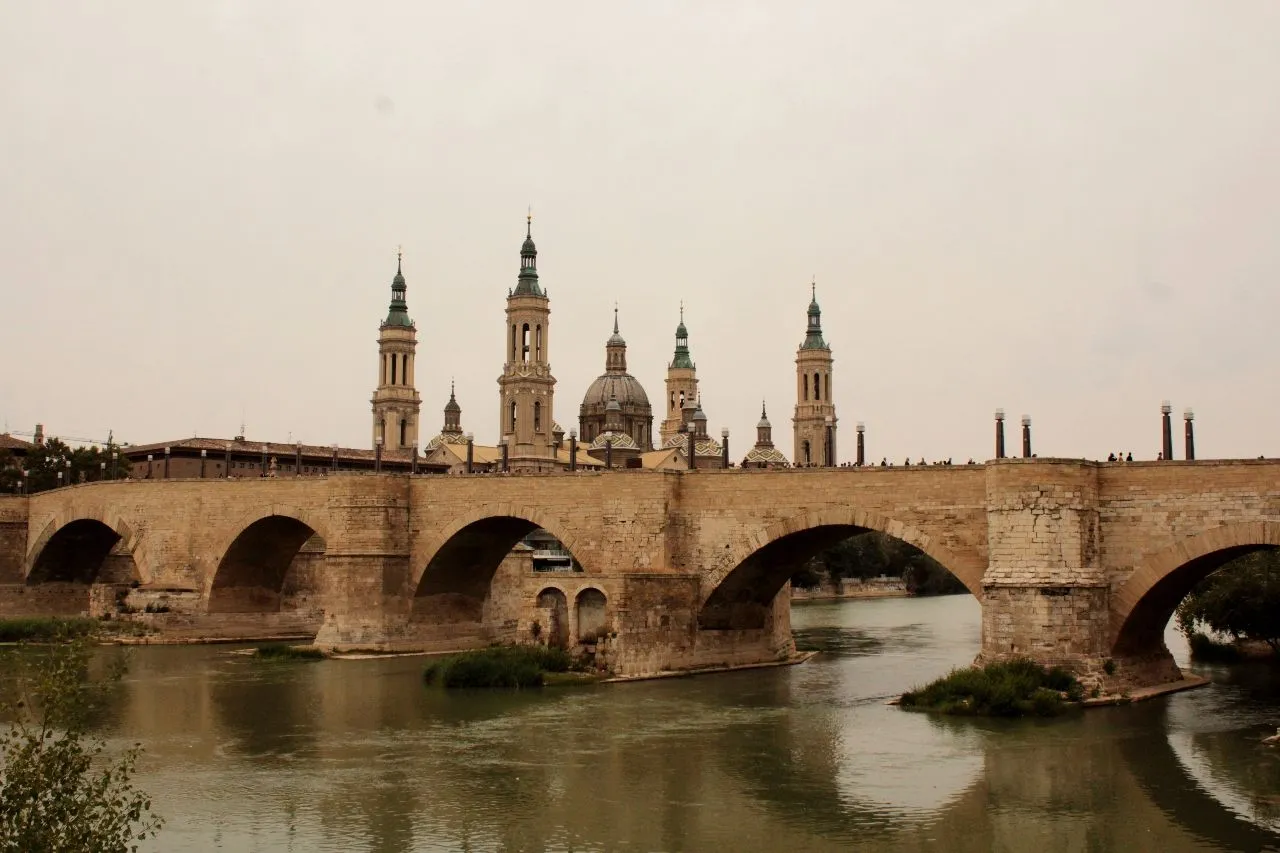 Jembatan Batu dan Katedral Zaragoza