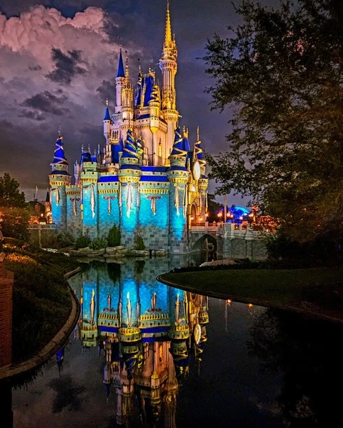 Cinderellas castle - Desde The small area to the east before the bridge, United States